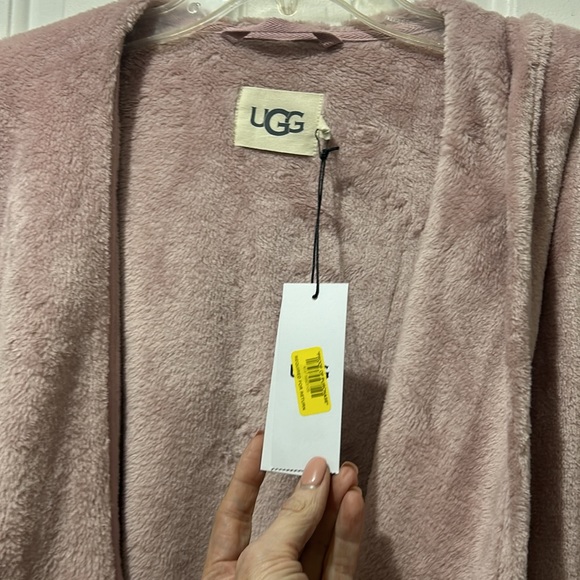 NWT UGG Plush long sleeve robe with belt in Dusk which is a light pink color - Picture 12 of 13